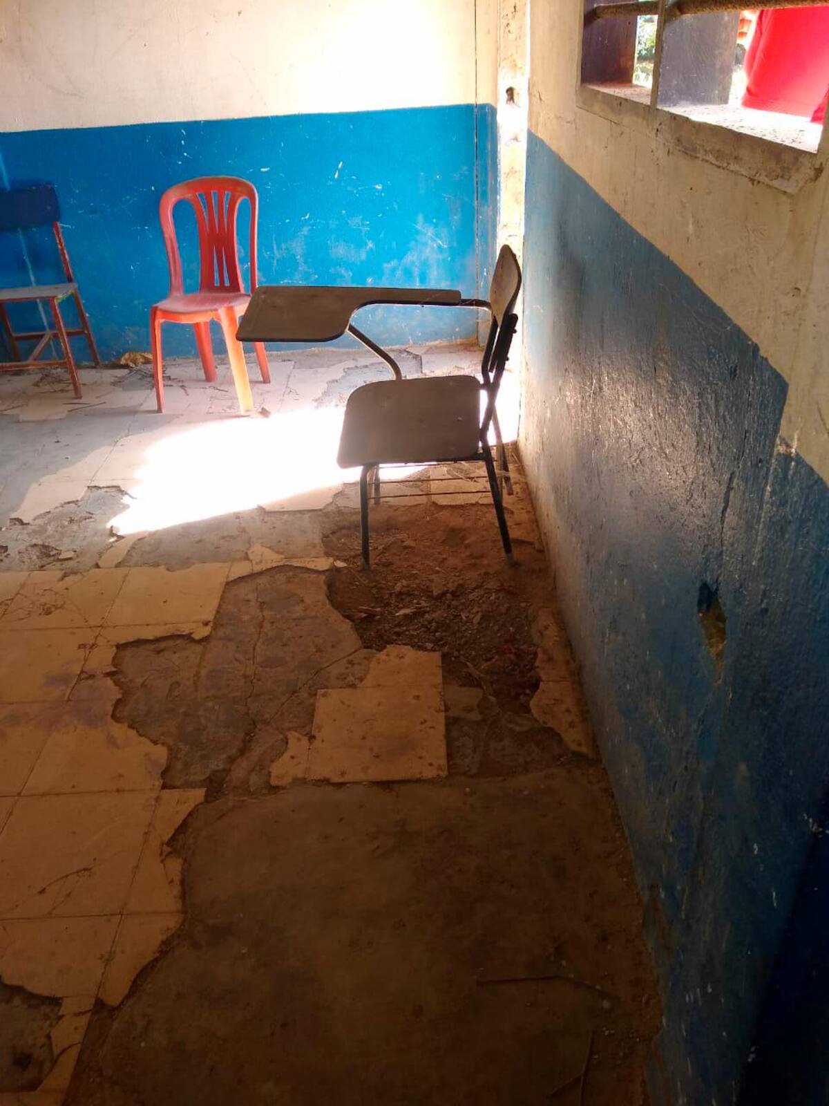 Así están varias aulas del colegio.