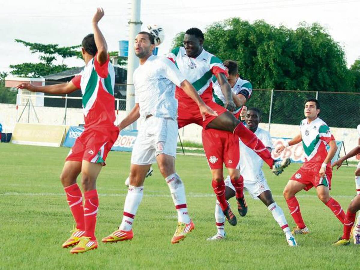 Sucre Fútbol Club ataca el área de América de Cali con el cobro de un tiro de esquina en pasajes del segundo tiempo.
