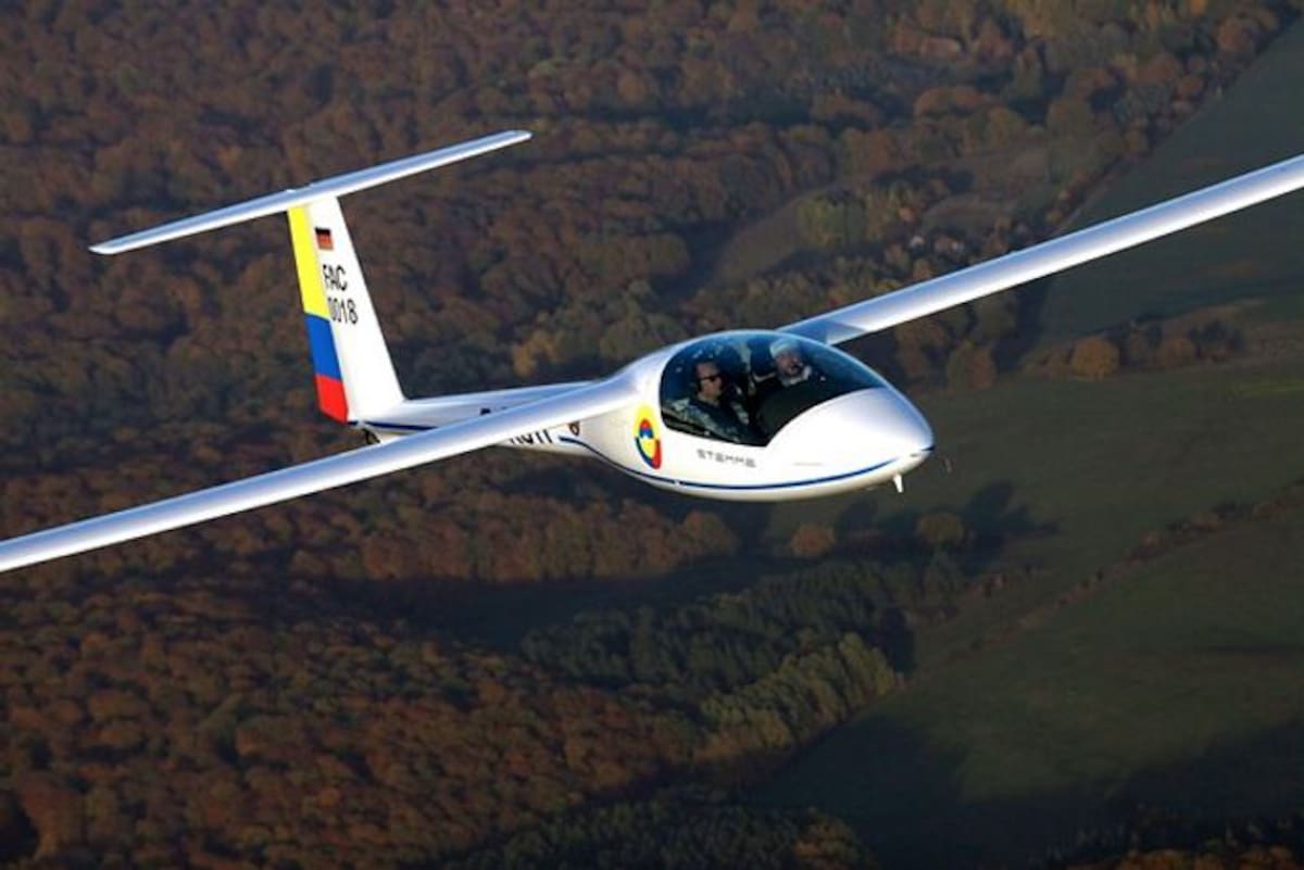 Dos aeronaves autopropulsadas tipo Stemme S-10 VT, se unen este viernes a la flota de instrucción de la Institución Aérea. COLPRENSA