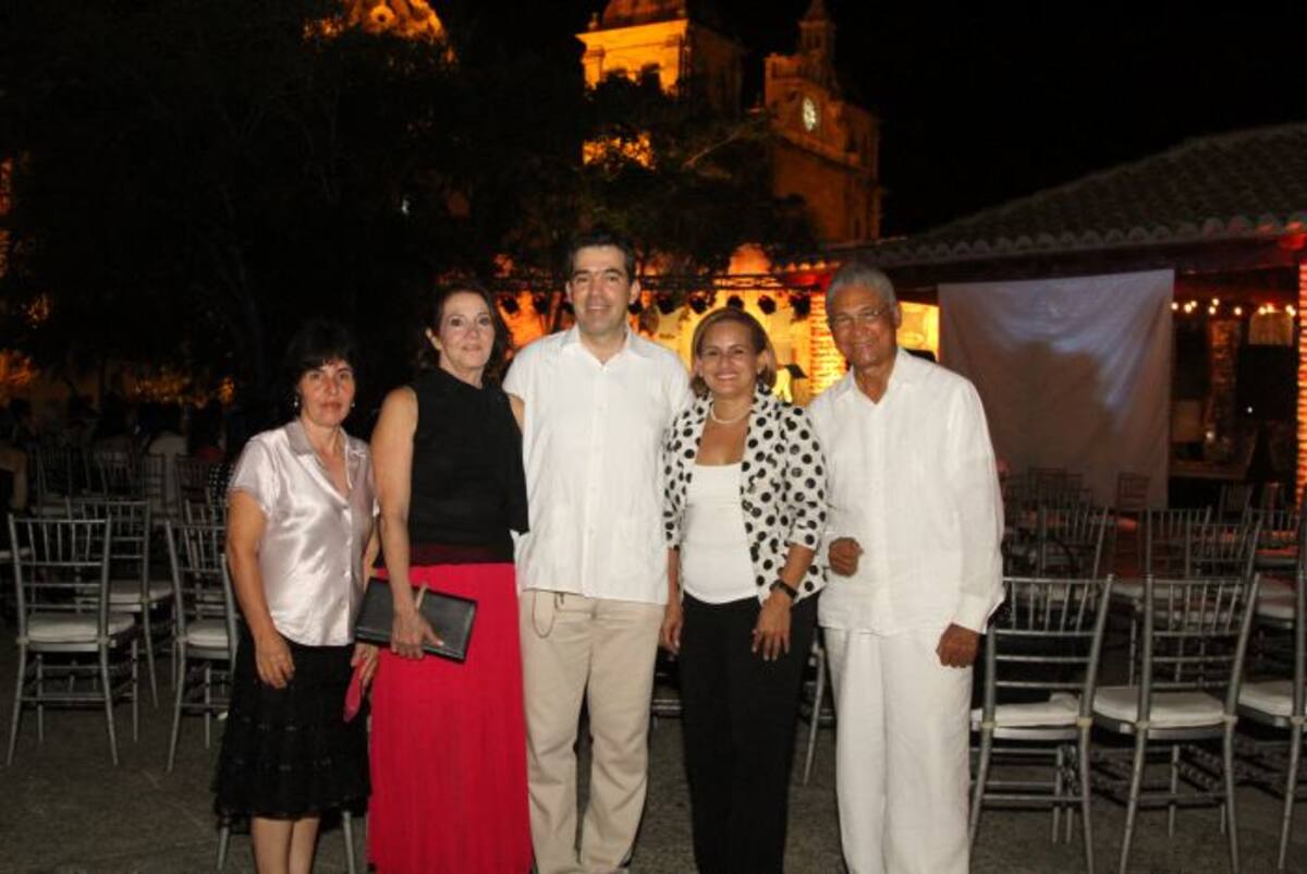 Gloria Jiménez, Marlene Garzón; el padre Jorge Camacho; Silvia Moreno y Sebastián Herrera.