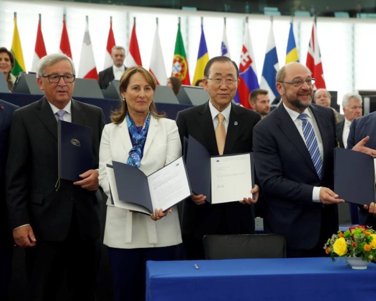 Presidente de la Comisión Europea, Jean-Claude Juncker, ministro francés de Medio Ambiente y Presidente de la CP 21 Segolene Royal, Secretario General de la ONU, Ban Ki-moon, y el presidente del Parlamento Europeo, Martin Schulz, posan para una foto después de que los legisladores aprobaron el acuerdo para limitar el calentamiento global en el Parlamento Europeo en Estrasburgo, al este de Francia. AP
