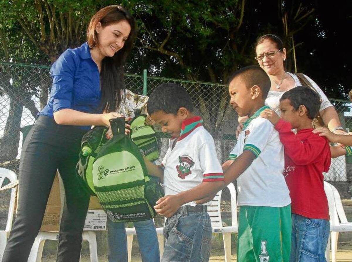 La primera dama municipal, Ana María Castañeda, durante la entrega de kits escolares. CORTESÍA/