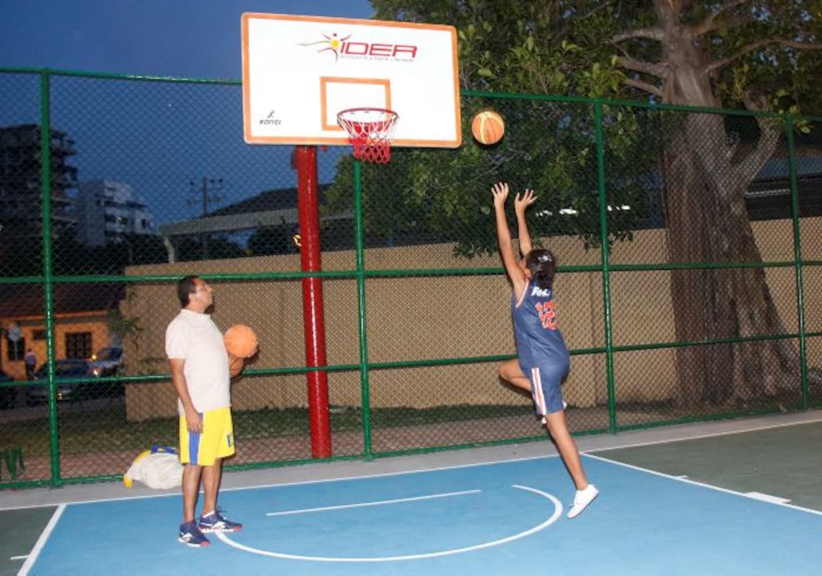 Deportistas y entrenadores hacen parte de la Escuela de baloncesto Isla de Manga. Kailline Giraldo-El Universal
