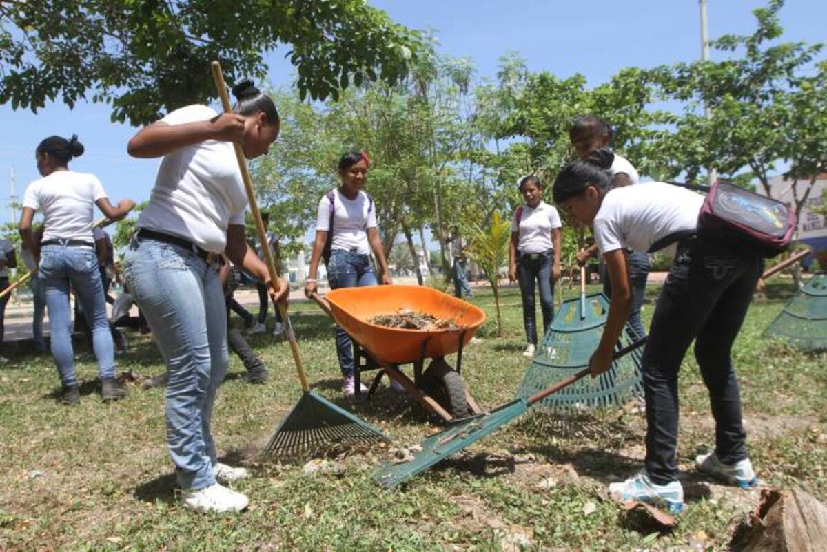 Varios jóvenes prestan el servicio social ayudando a concienciar a los ciudadanos sobre el cuidado del medio ambiente. JULIO CASTAÑO EL UNIVERSAL