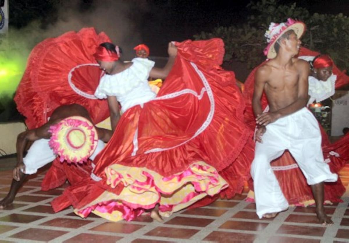 El grupo Sones de Torobé, fue el encargado de darle apertura a la muestra del Festival Afrosabanero. El grupo Sones de Torobé, fue el encargado de darle apertura a la muestra del Festival Afrosabanero.