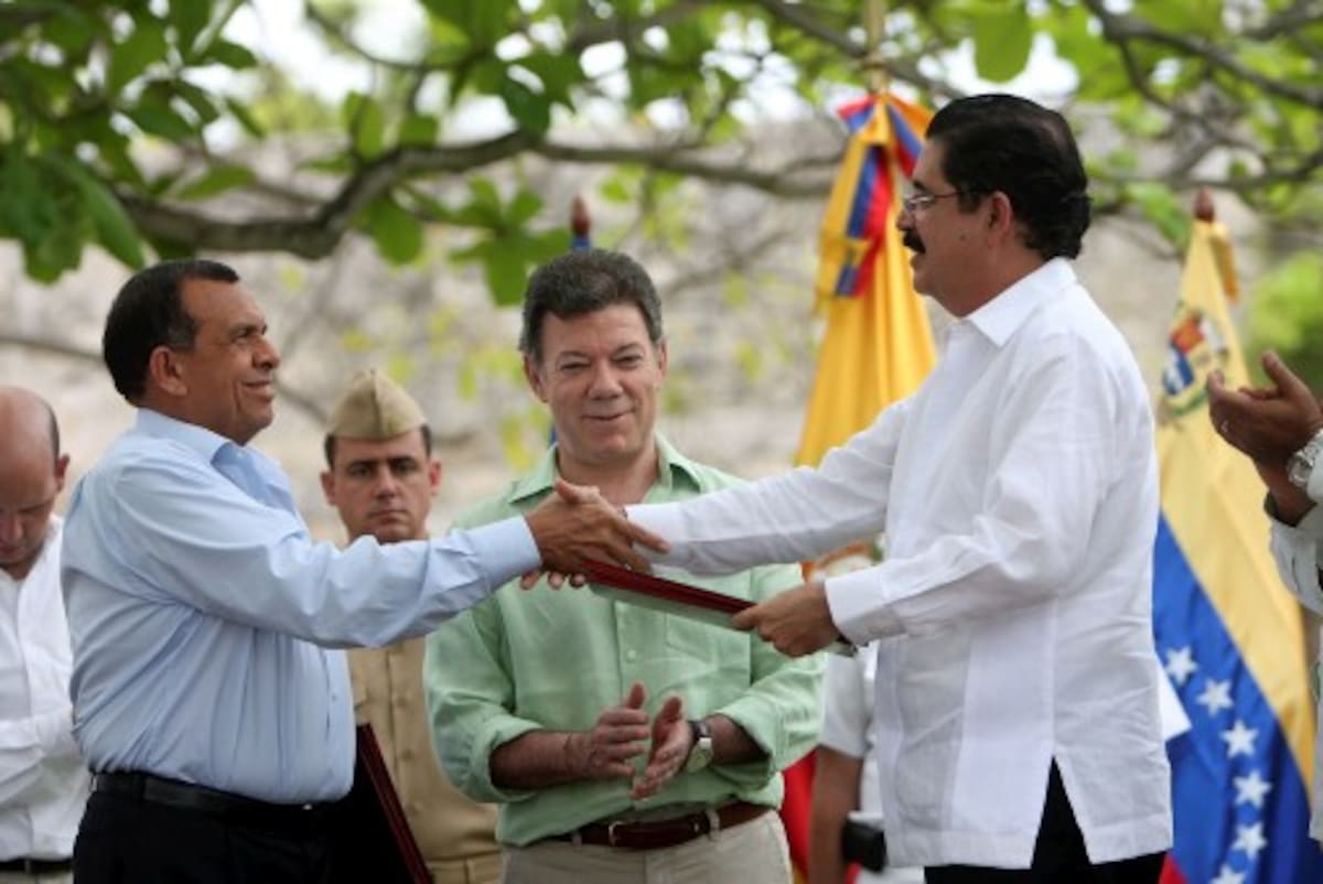 Porfiro Lobo y Manuel Zelaya, luego de firmar el Acuerdo de Cartagena en compañía del presidente colombiano Juan Manuel Santos. ÓSCAR DÍAZ ACOSTA- EL UNIVERSAL