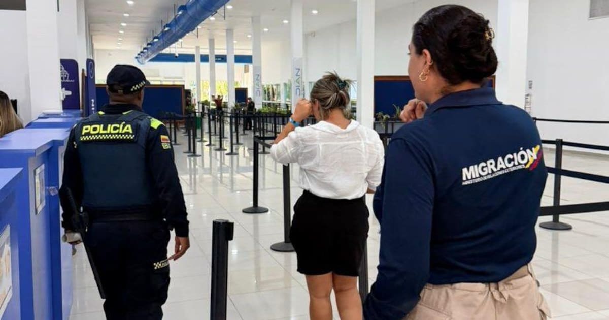 ¡En pleno embarque! Sorprenden a mujer con su hijo con falso permiso en Cartagena