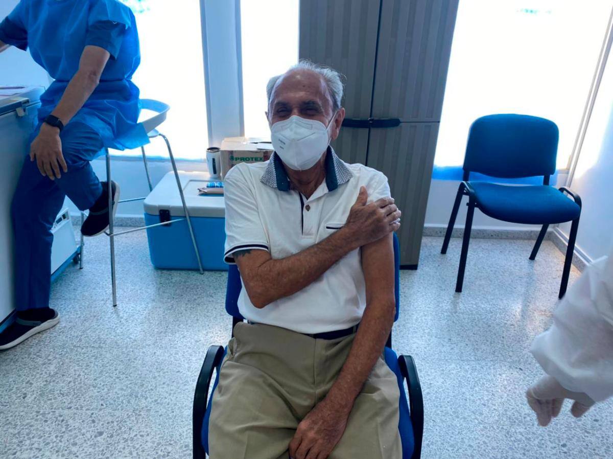 “A mí no me ha dado el coronavirus y tampoco quiero que me dé, por eso dije que sí me quería vacunar y en mi familia todos los harán”: Manuel Rodríguez, en la sala de reposo. //Cortesía