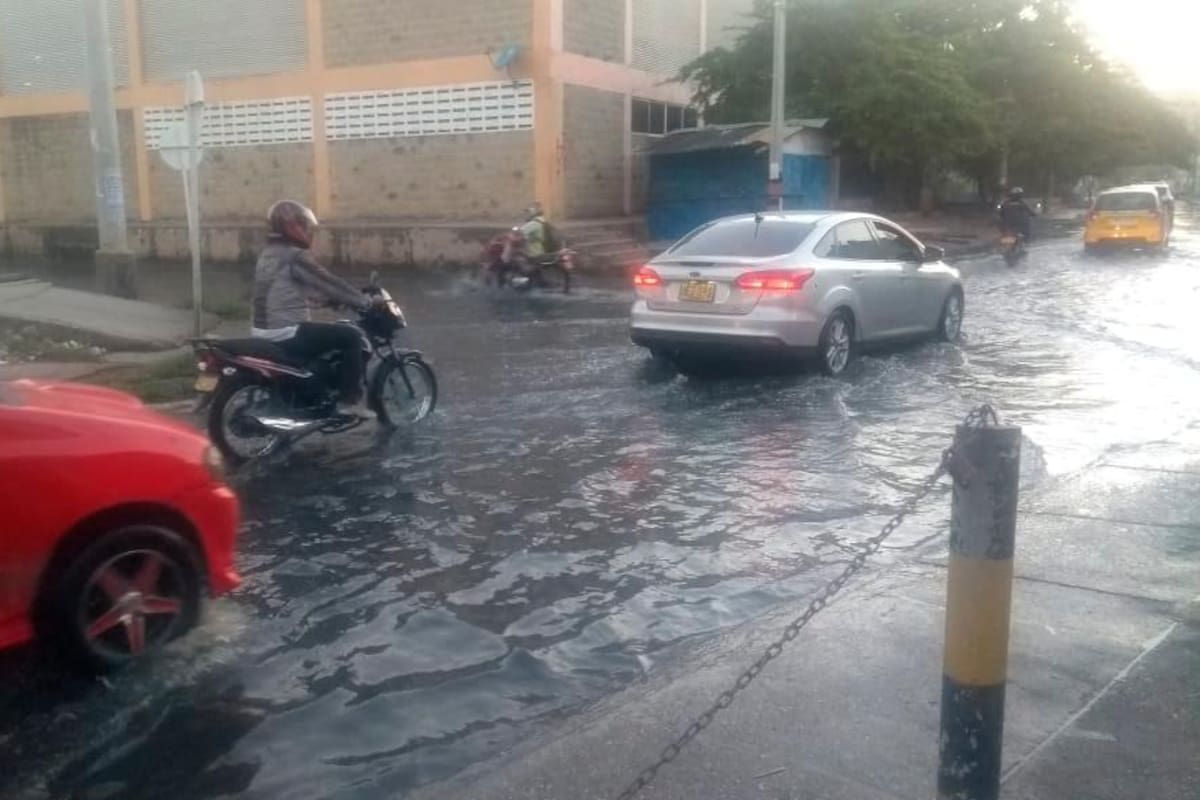 Obstrucción en el alcantarillado genera rebose de aguas residuales