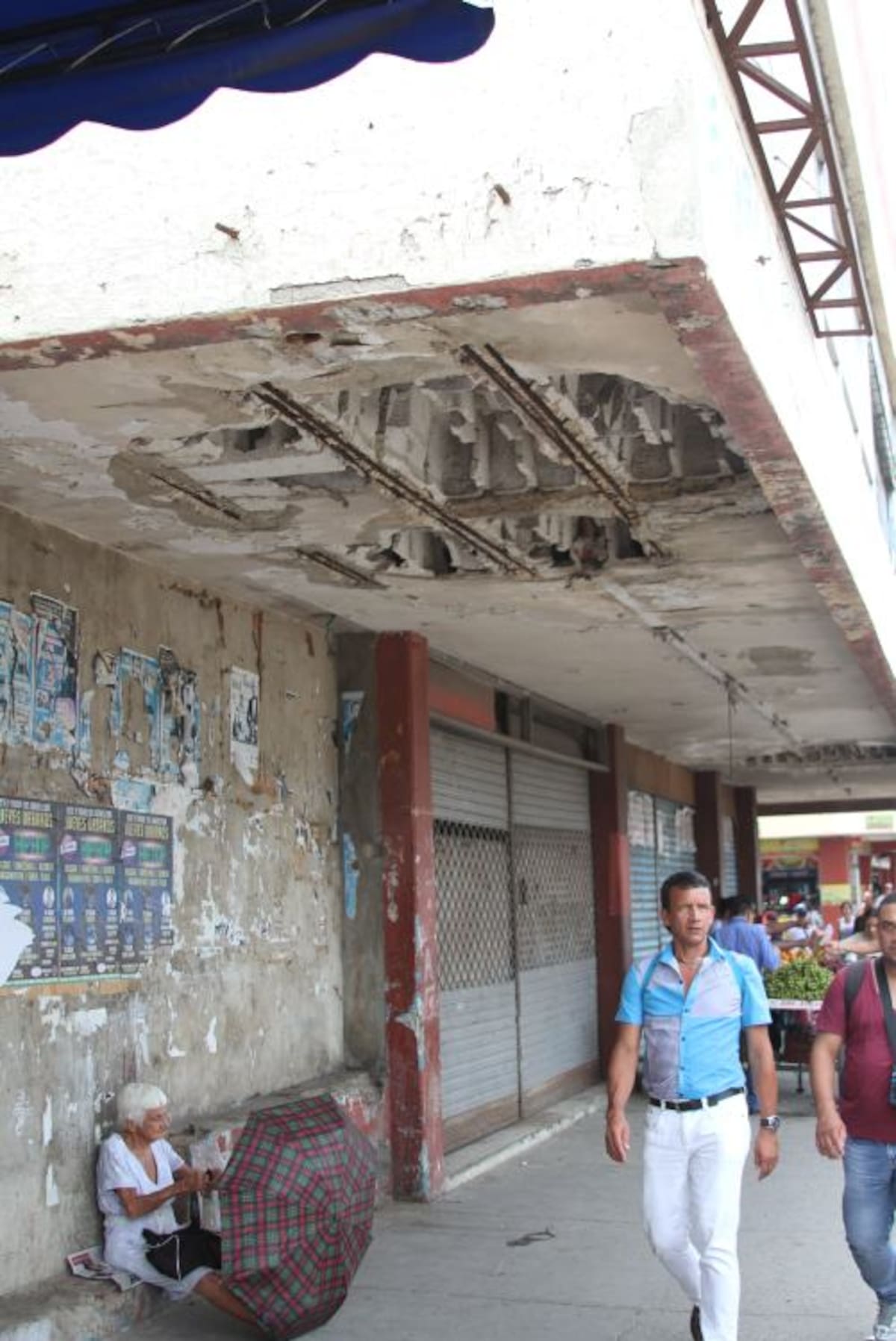El deterioro del edificio del antiguo Cines La Matuna se evidencia principalmente en su cubierta. Óscar Díaz-El Universal