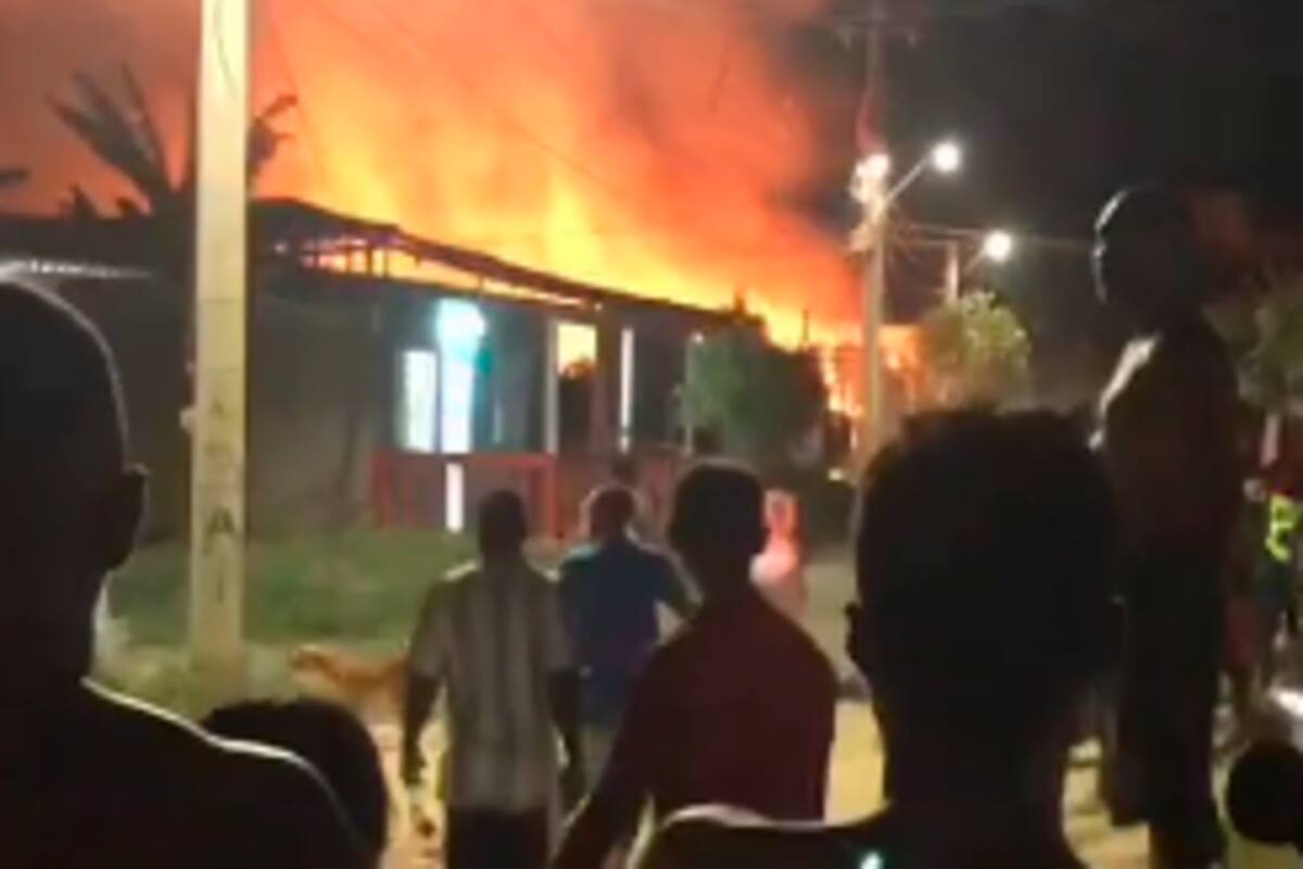 Video: Voraz incendio arrasa con tres viviendas en el Pozón