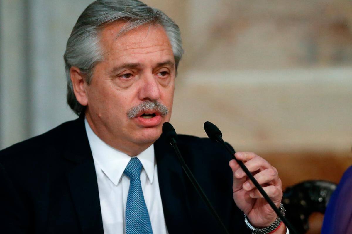 Presidente argentino bajo críticas por celebrar festejo en confinamiento