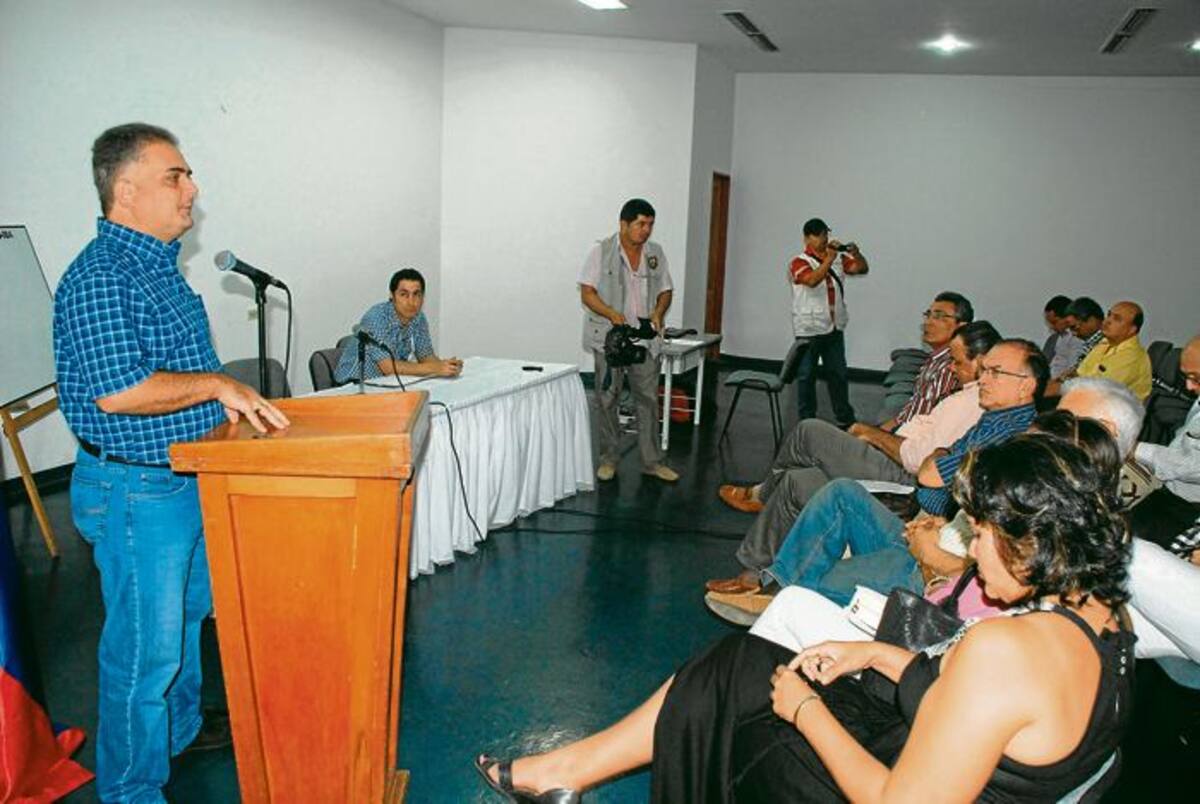 Representantes de los municipios de La Mojana con el secretario del interior de Córdoba.