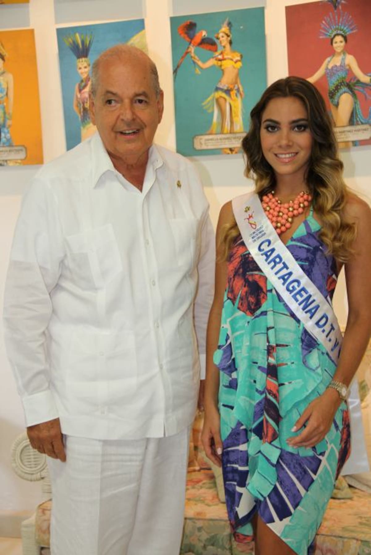 El presidente del Concurso Nacional de Belleza, Raimundo Angulo, fue el encargado de imponerle la banda a Daniela.