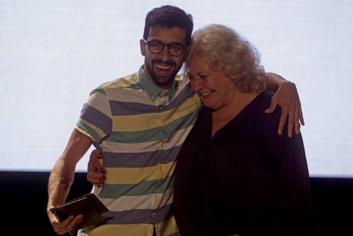 El director editorial de la revista cubana El Estornudo, Carlos Manuel Álvarez, recibe el premio en la categoría Texto por el trabajo "Historia de una paria" hoy, viernes 29 de septiembre de 2017, en Medellín (Colombia), durante la entrega del Premio Gabriel García Márquez de Periodismo Iberoamericano. AFP