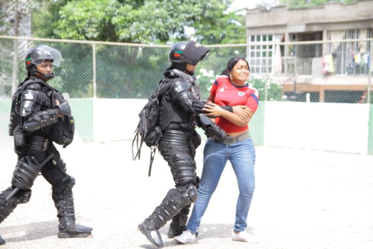 La Policía denunció maltrato de la fuerza pública. Luis Eduardo Herrán - El Universal