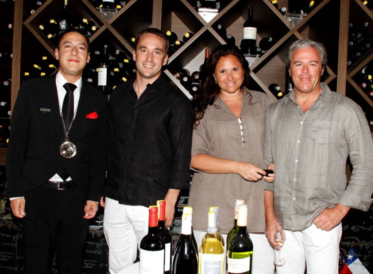 Óscar Santos, sommelier del Sofitel Santa Clara; Paul Barth, María Ines Chadwick y Alejandro Barros.