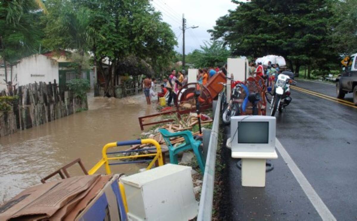 En sectores como El Nueve, Tolú y Coveñas, los habitantes tuvieron que sacar sus enseres hasta la carretera porque sus casas se inundaron y el agua llegó a un nivel de hasta un metro.