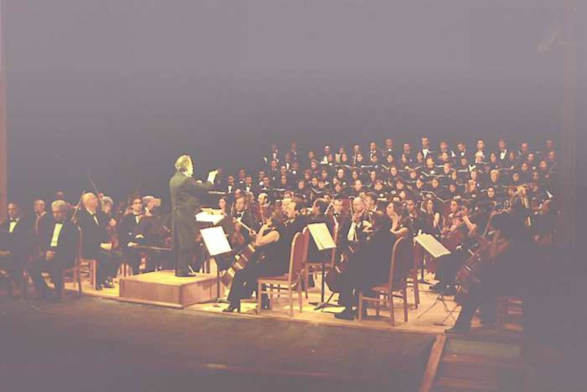 El Maestro Alberto Correa ha dirigido más de 3.000 conciertos y dice que todavía le da susto cuando se va a presentar.