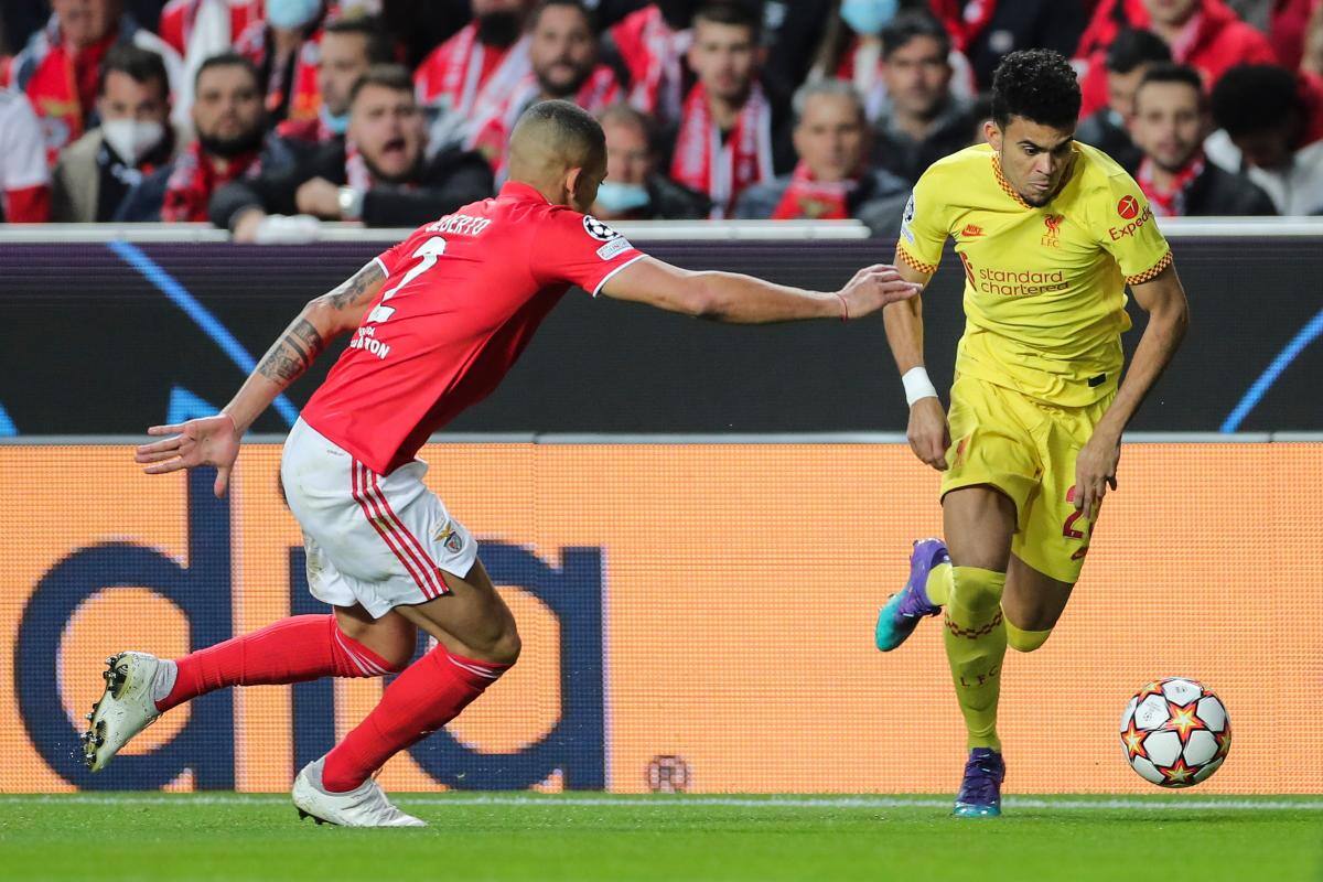 Con golazo de Díaz, Liverpool le ganó al Benfica