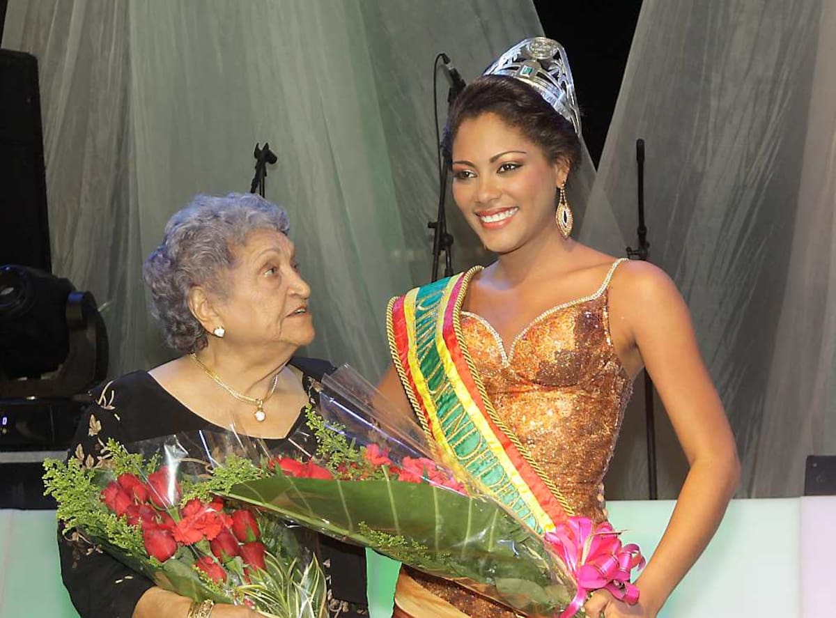 La nueva reina de la Independencia, Eliana Russo y la primera reina de las Festividades Novembrinas, Amirita Mouthón.