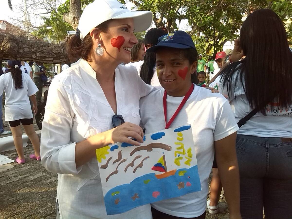 Ana Elvira Gómez de Gossaín junto a Azucena. CORTESÍA