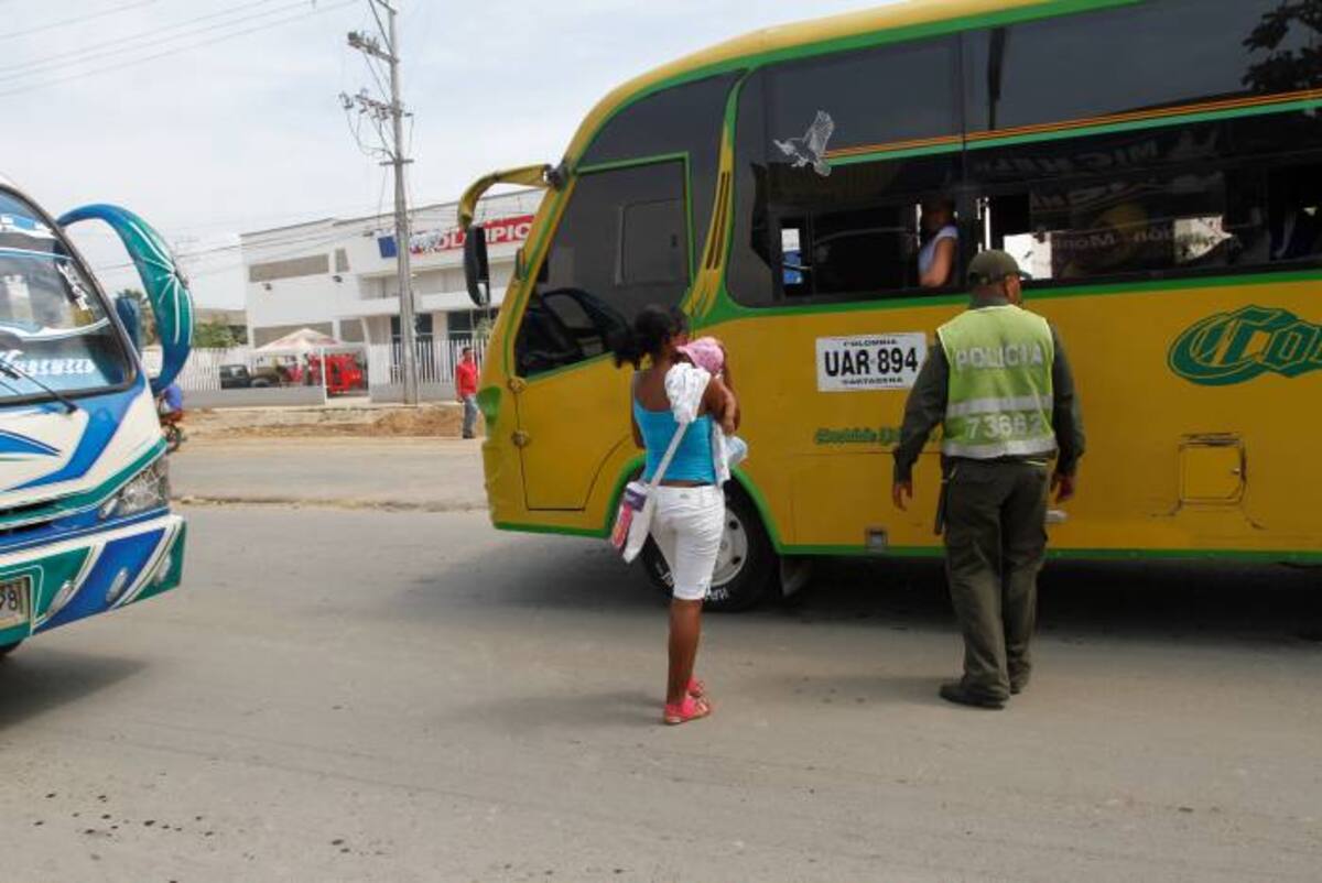 Mujeres con niños en brazos, ancianos y demás residentes de la zona de influencia de las obras de ampliación de La Cordialidad, deben armarse de valor y mucha agilidad para cruzar esta vía en la que son comunes las imprudencias de conductores de todo tipo de vehículos. AROLDO MESTE ALCÁNTARA - EL UNIVERSAL
