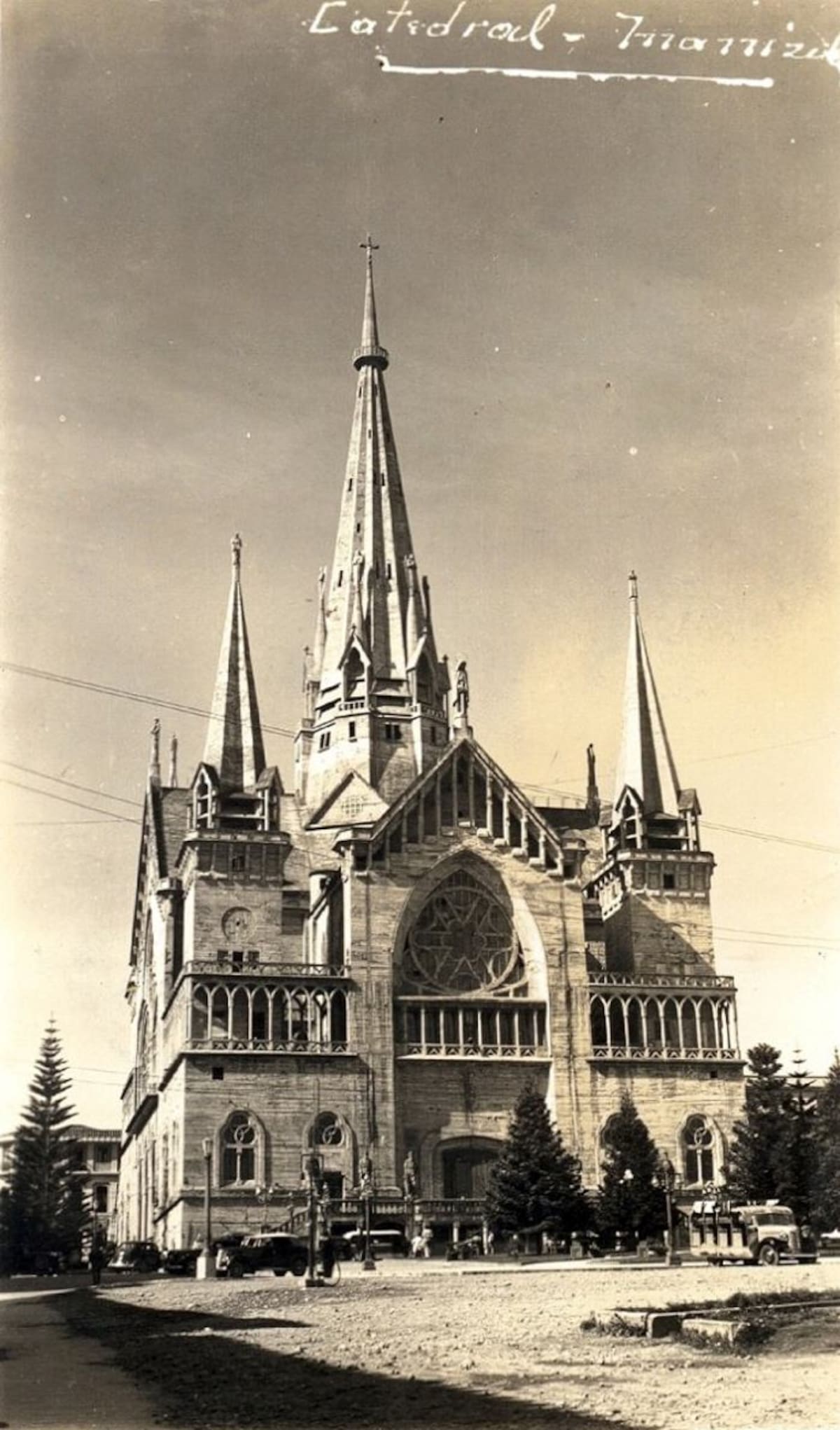La Catedral tres meses después de concluir su construcción en 1939. Cortesía/Sociedad de Mejoras Públicas de Manizales.