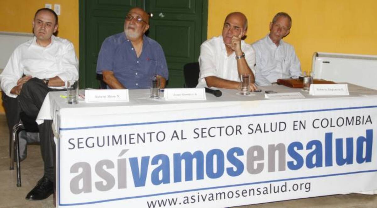Gabriel Mesa, gerente de Sura EPS; el periodista Juan Gossaín; Carlos Mario Ramírez, viceministro de Salud; el médico Roberto Esguerra, presidente de la Junta Directiva de la Asociación Colombiana de Hospitales y Clínicas (ACHC). ÓSCAR DÍAZ ACOSTA-EL UNIVERSAL
