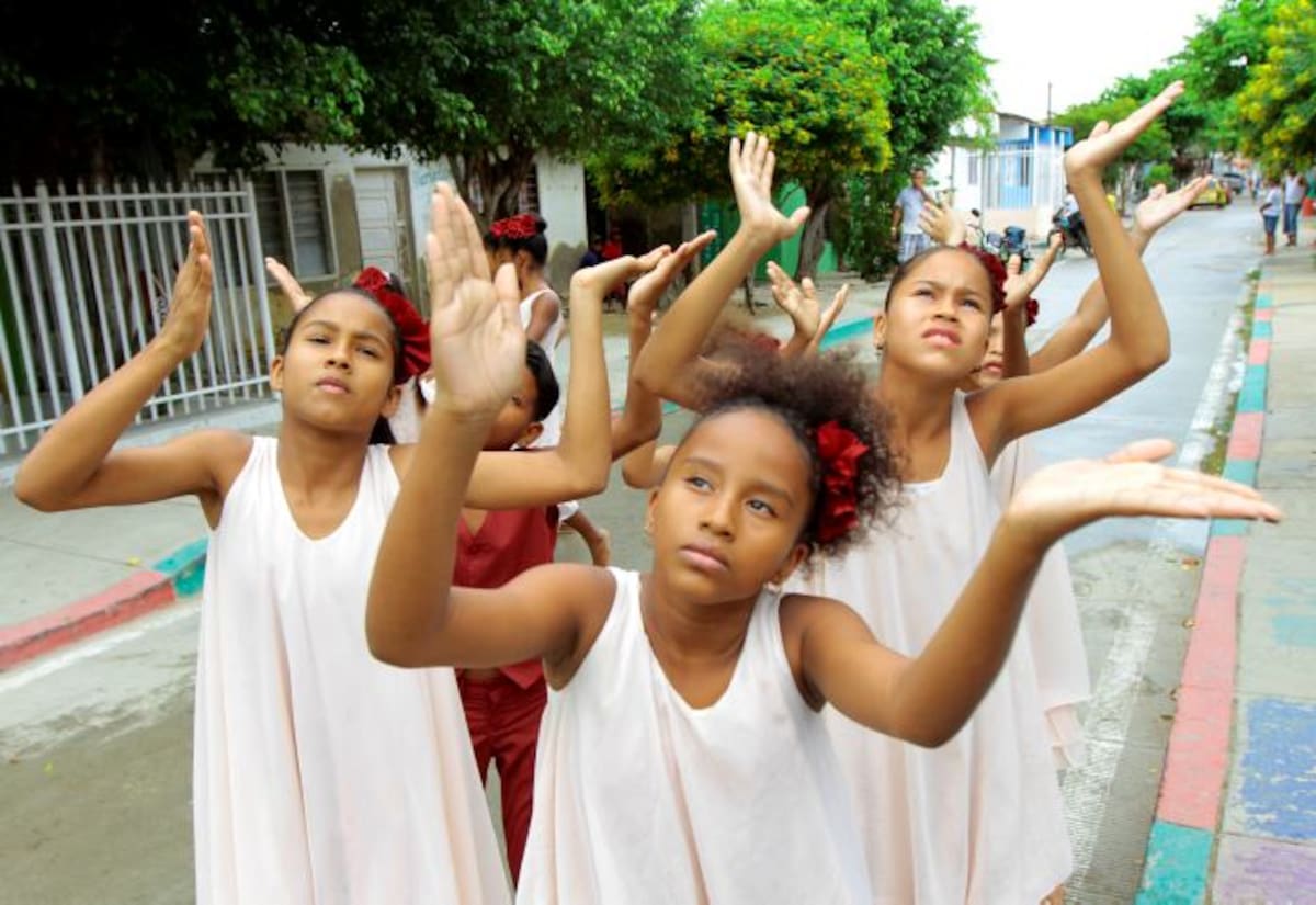 Teófilo Mercado Carriazo dirige Danfroc, danza con niños y niñas de Olaya Herrera. Luis Eduardo Herrán