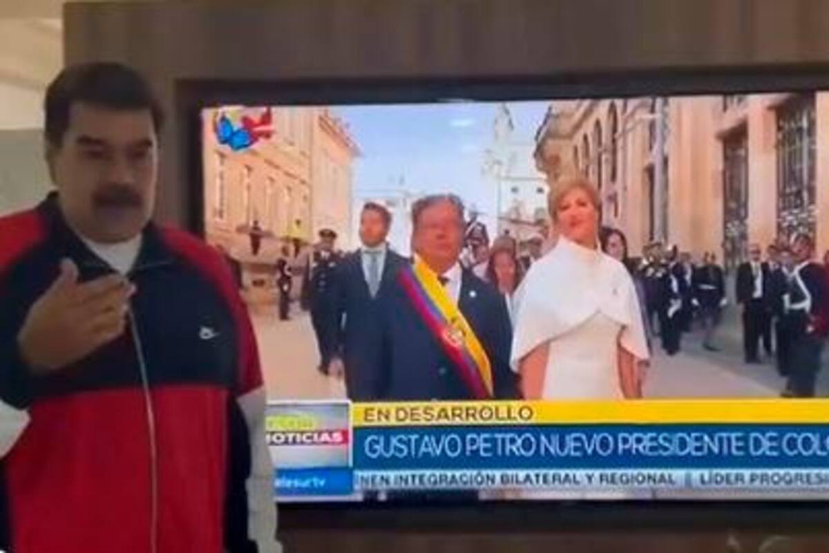 Aunque no lo invitaron, Maduro siguió de cerca la posesión de Petro