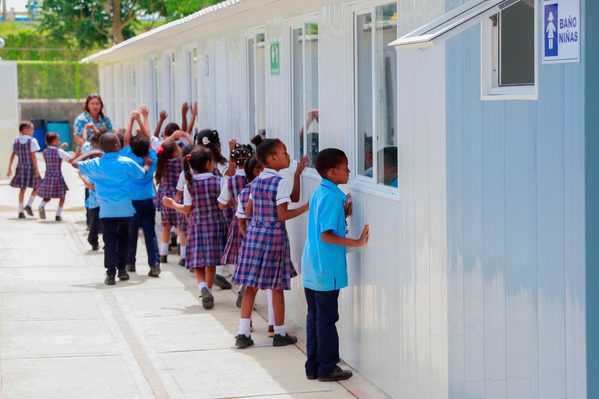 Donan infraestructura a 300 estudiantes de Mandela