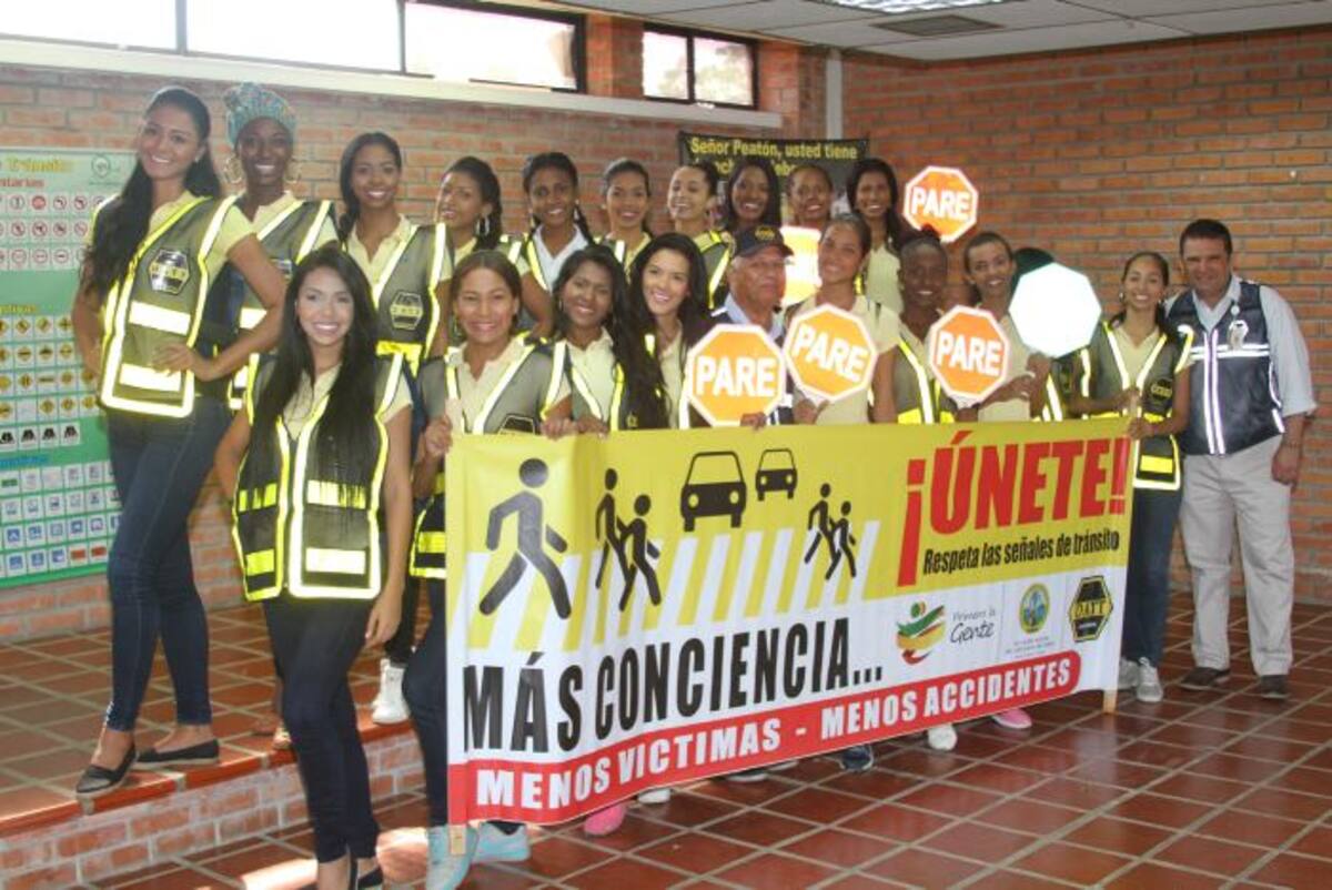 Candidatas al Reinado de la Independencia 2016 y el director del Datt, Edilberto Mendoza. Oscar Díaz - El Universal