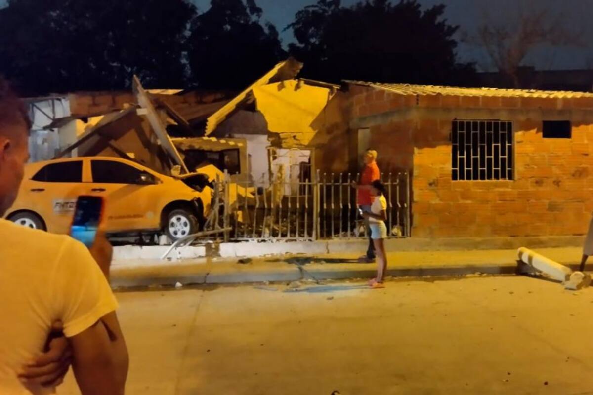 No responden por los destrozos: dueña de vivienda que fue chocada por un taxi