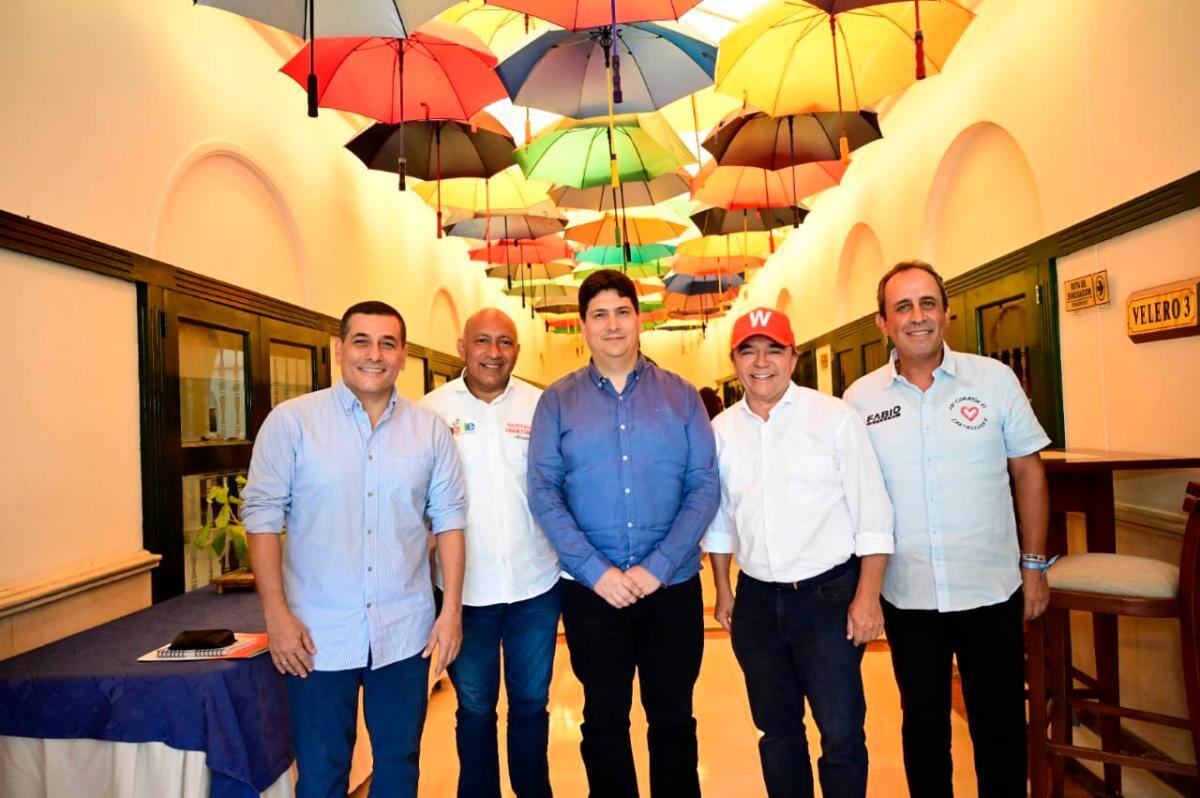 Juan Camilo Oliveros junto a candidatos a la Alcaldía.
