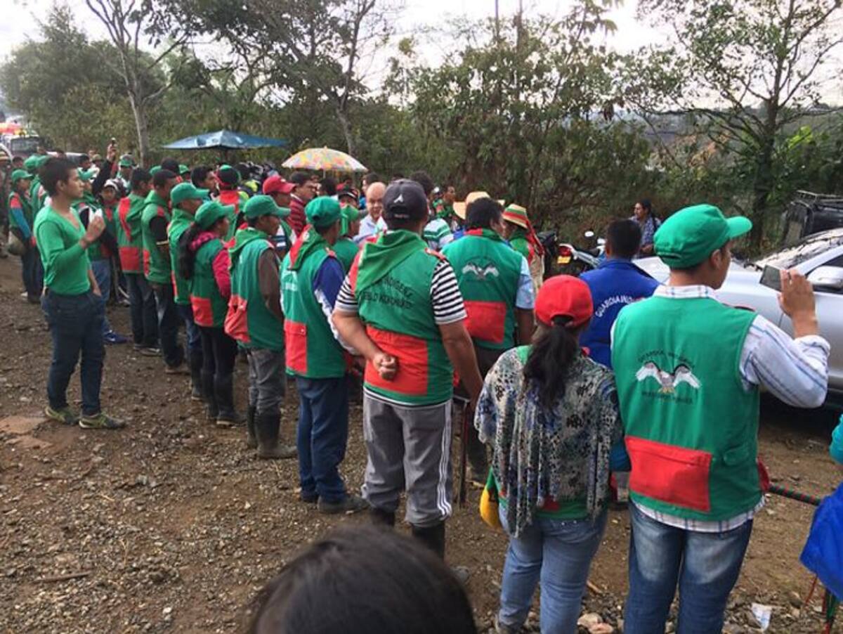 En plena plaza pública del municipio de Toribío, alrededor de 15 mil indígenas presenciaron la aplicación de la justicia propia de los paeces para los siete guerrilleros que fueron detenidos por la guardia indígena tras el asesinato de Manuel Tumiñá y Daniel Coicué. Colprensa.