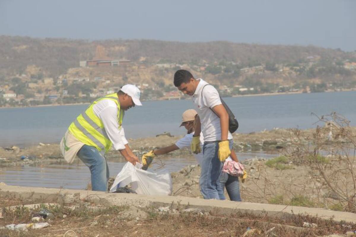 En compañía de operarios de Promoambiental del Caribe (Pacaribe), Policía Ambiental y funcionarios del EPA, los guardas recogieron 15 metros cúbicos de residuos sólidos. Cortesía EPA