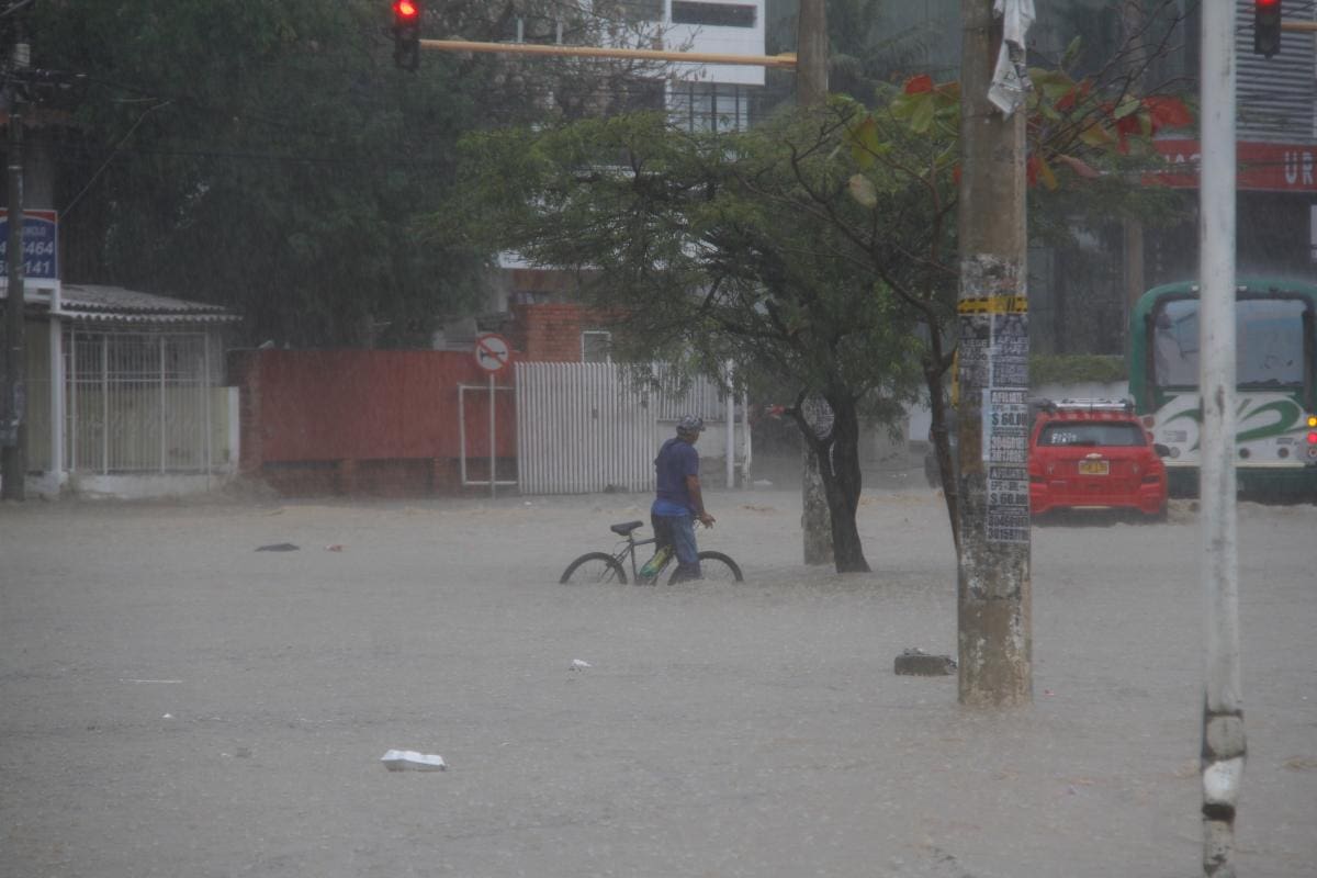 Con el agua hasta las rodillas.
