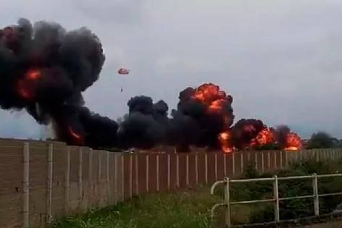 Avión de la Fuerza Aérea cae y se estrella con carro: una niña muerta