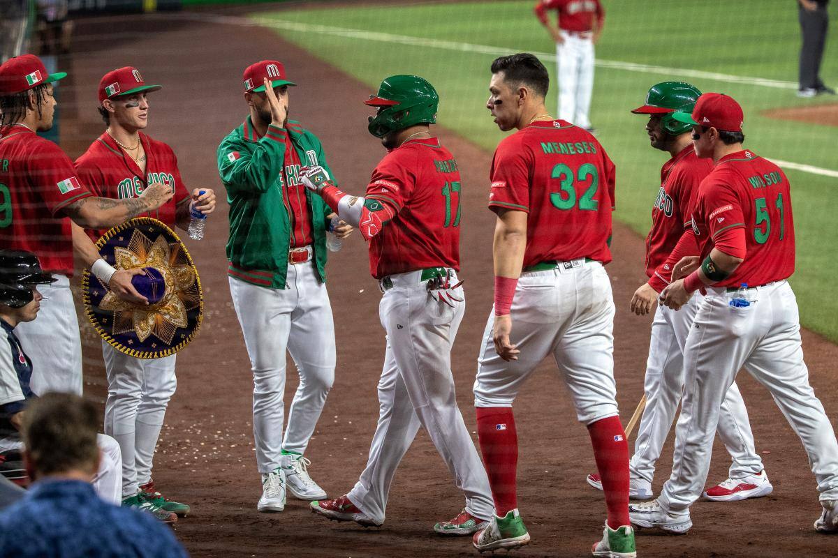 México remonta y vuelve a salvar a su astro Julio Urías