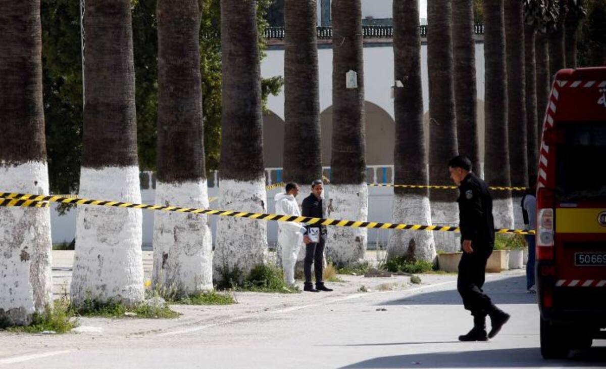 Un policía busca evidencias fuera del museo Bardo. AP Christophe Ena