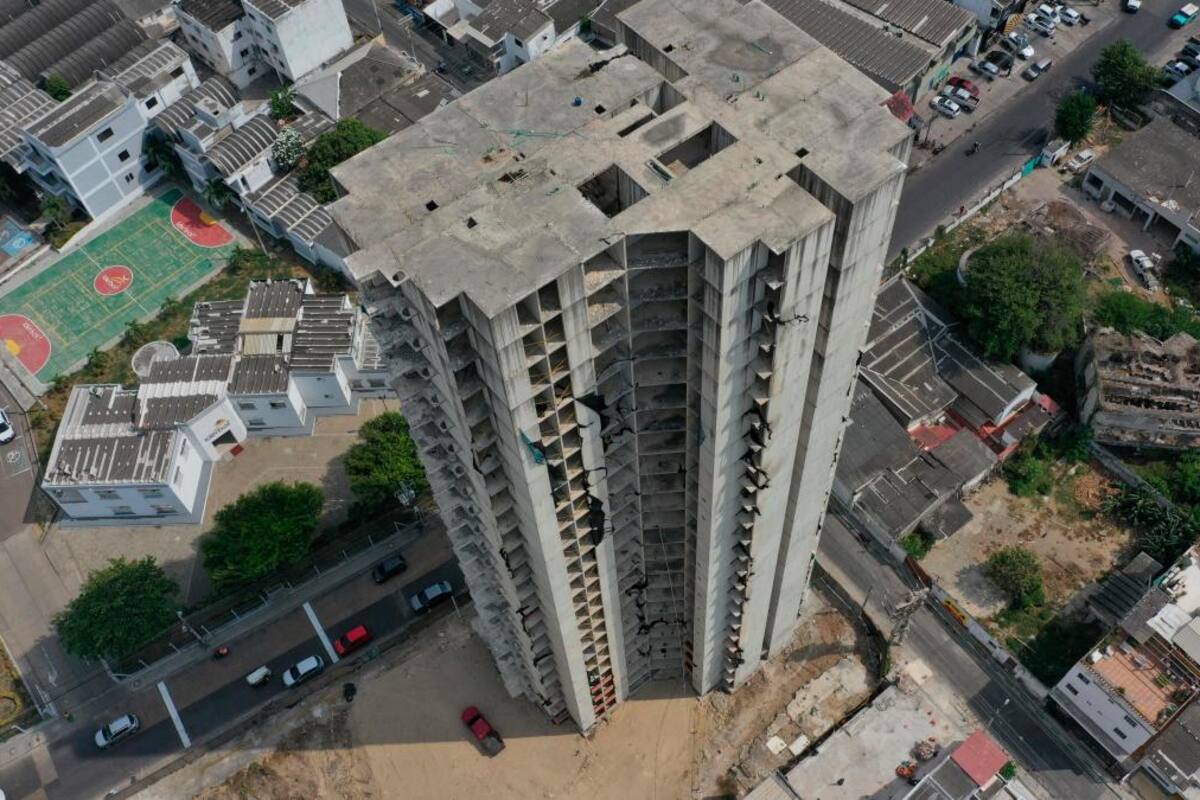 Video: Arrancó demolición del edificio Aquarela