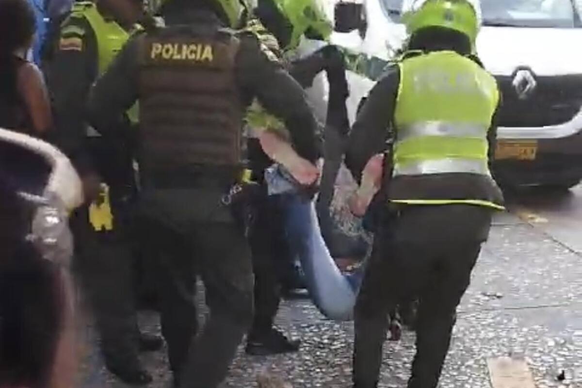 Durante sepelio, mujer le disparó a otra y casi la matan a pedradas