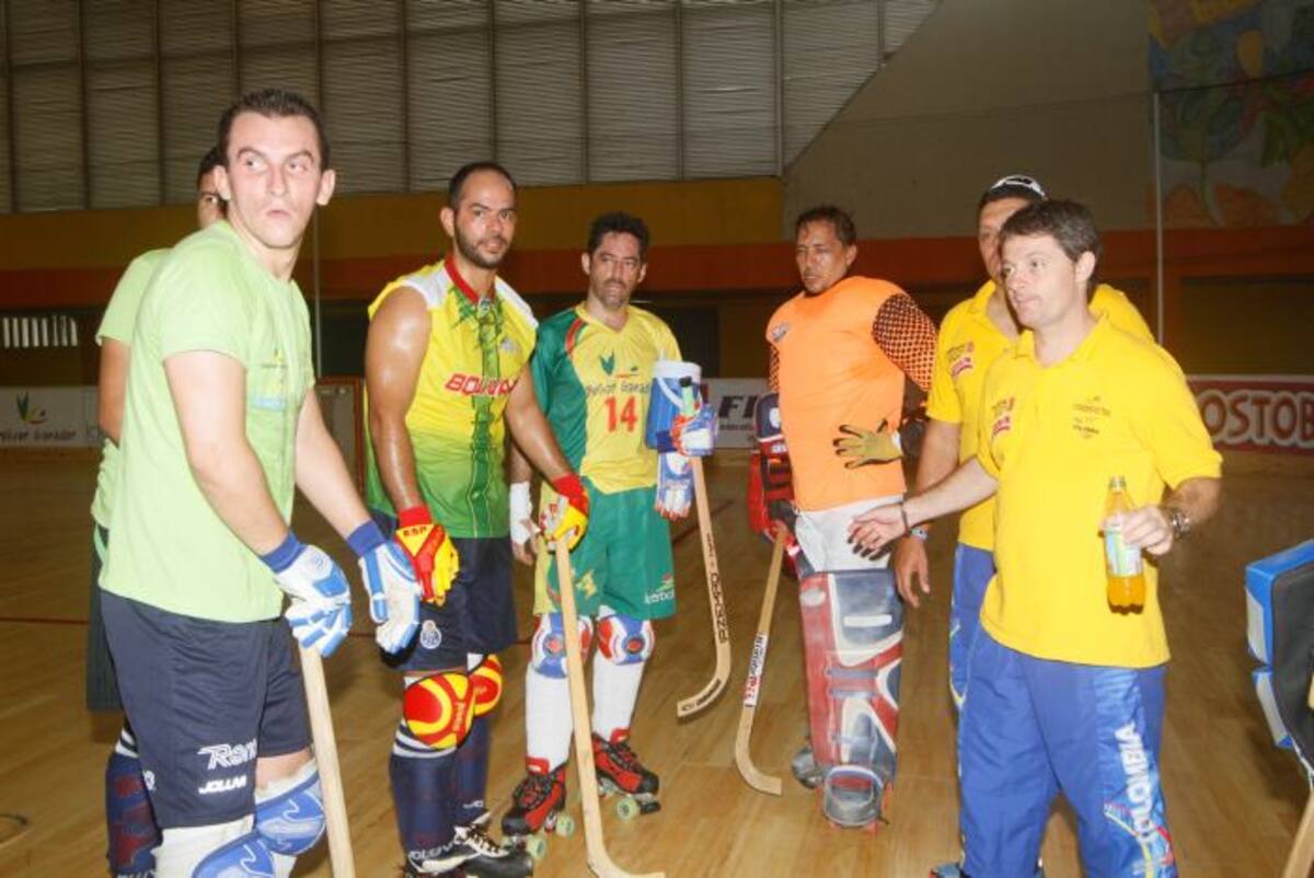 Jóvenes bolivarenes asistieron ayer a una clínica de hockey dictada por el cuerpo técnico de la selección Colombia. Julio Castaño/El Universal