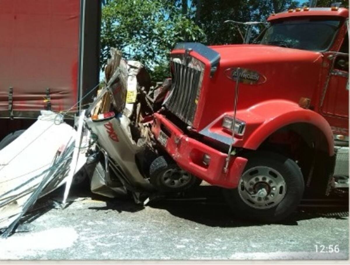 Así quedó la camioneta en medio de las dos tractomulas. CORTESÍA