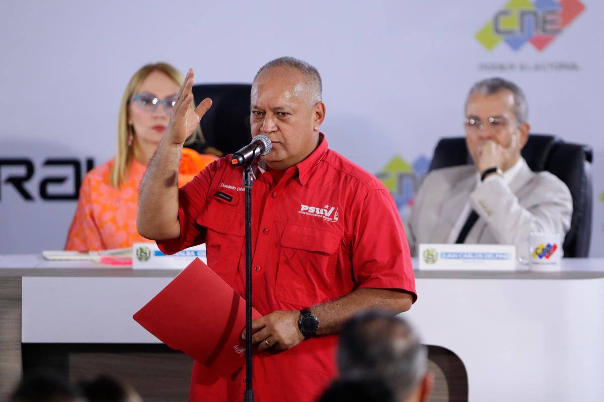 Diosdado Cabello arremete contra canciller Luis Gilberto Murillo
