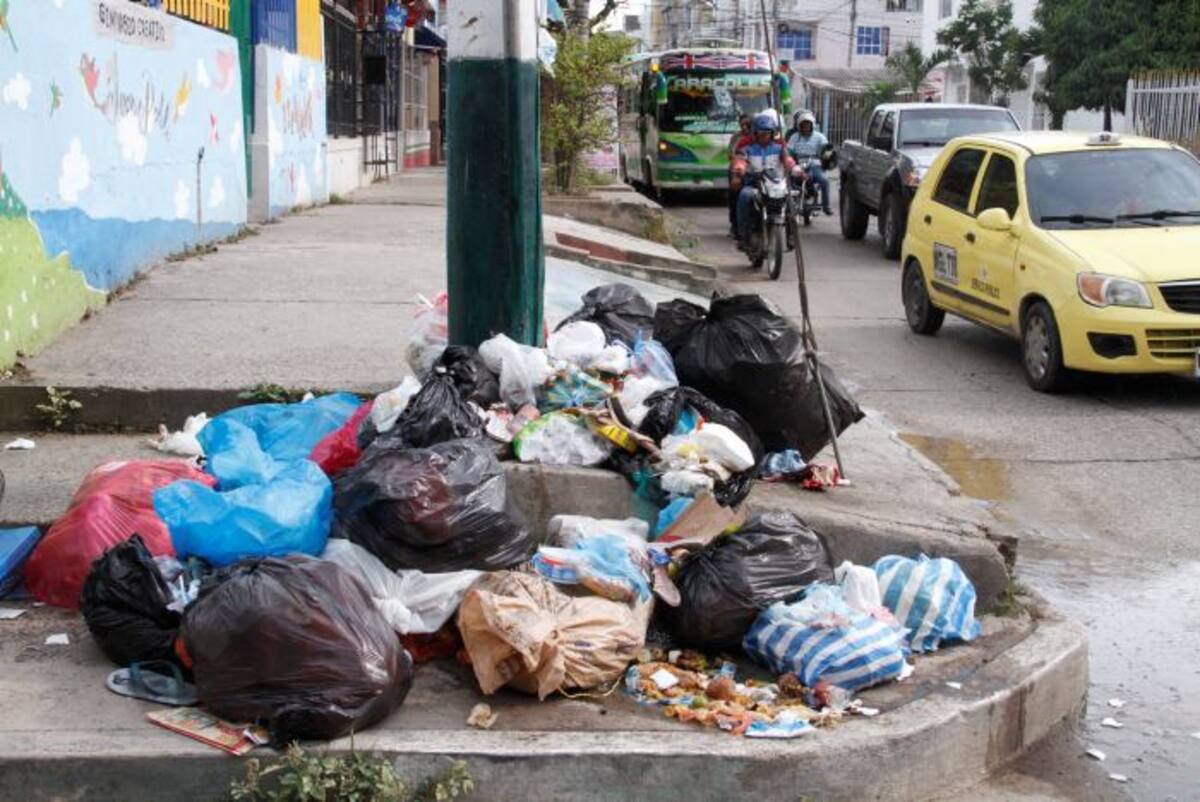 En algunos barrios han denunciado la irregularidad en la recolección ya que no van en los días estipulados. Archivo El Universal