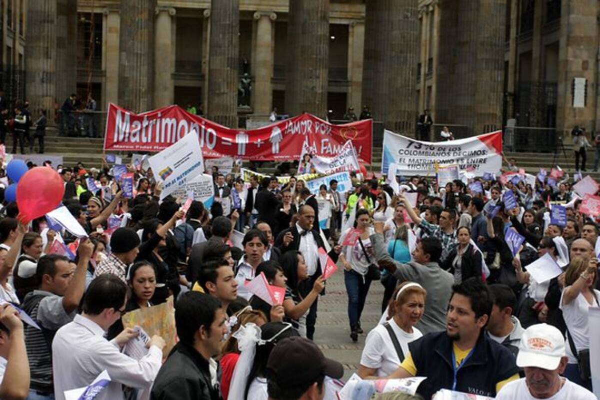 Desde antes del medio día de este martes, comunidades a favor y en contra del proyecto de ley que permitiría el matrimonio entre personas del mismo sexo se encuentran apostadas en la Plaza de Bolívar. COLPRENSA