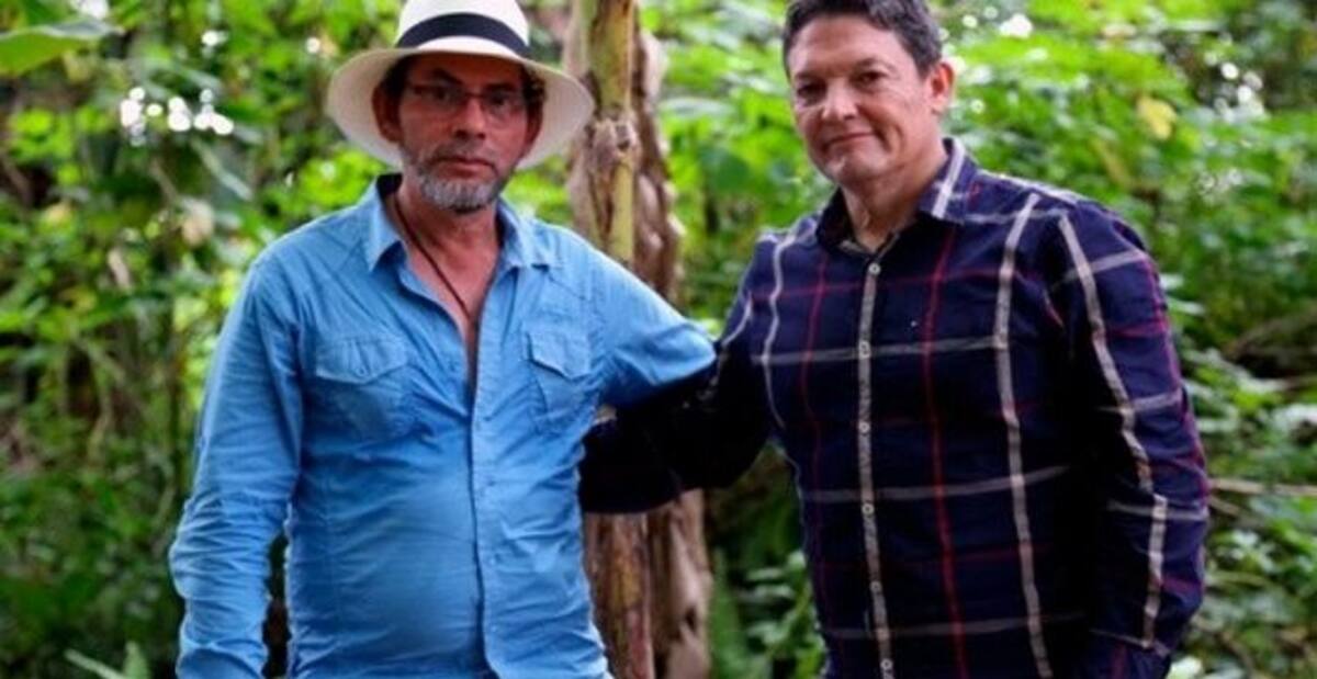 Las Farc mostraron esta foto, entre otras, en las que el general Rubén Alzate aparece con Pastor Alape. Colprensa