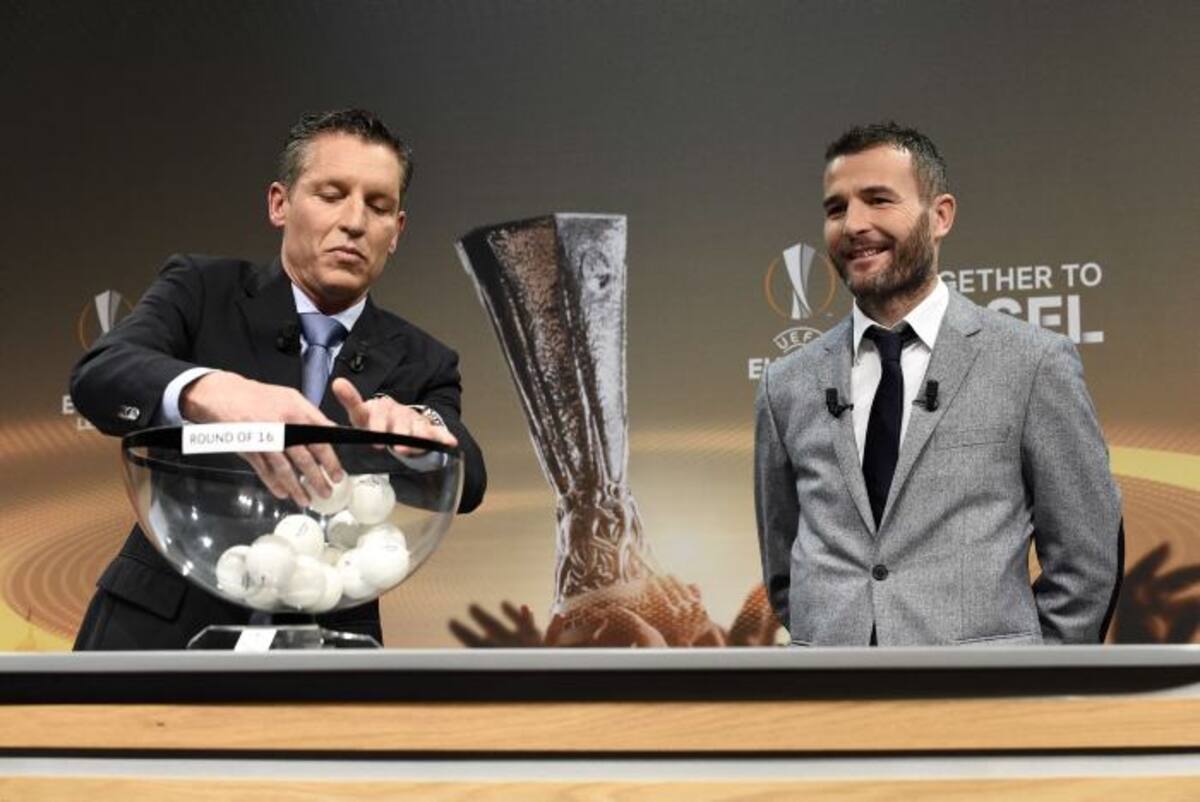 Alexander Frei realiza el sorteo. AFP ALAIN GROSCLAUDE
